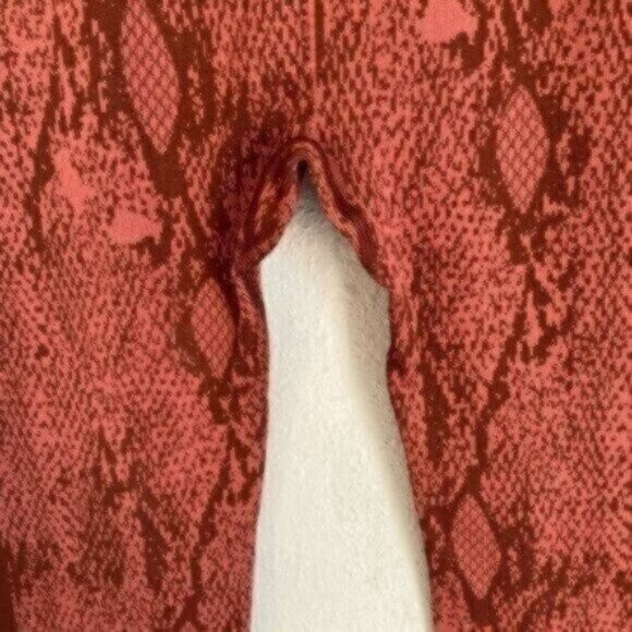 New Fabletics Boho High Rise Athletic Ribbed Seamless Snakeskin 7/8 Leggings - Picture 11 of 14
